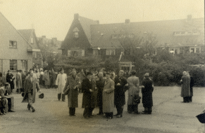 811796 Afbeelding van de op het schoolplein van de Johan de Wittschool (Beethovenplein) te Utrecht verzamelde leden van ...
